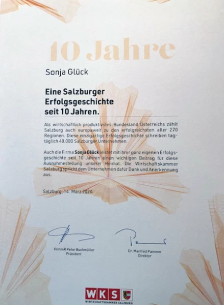 Eine Salzburger Erfolgsgeschichte, Jubiläumsurkunde für 10 Jahre Unternehmenstätigkeit von Sonja Glück Firma Glückspfote