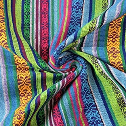 Stoffmuster und Farbkarten auf dem Tisch